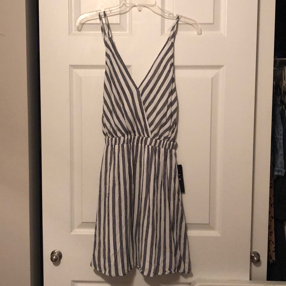 Flowy summer dress with open detailed back